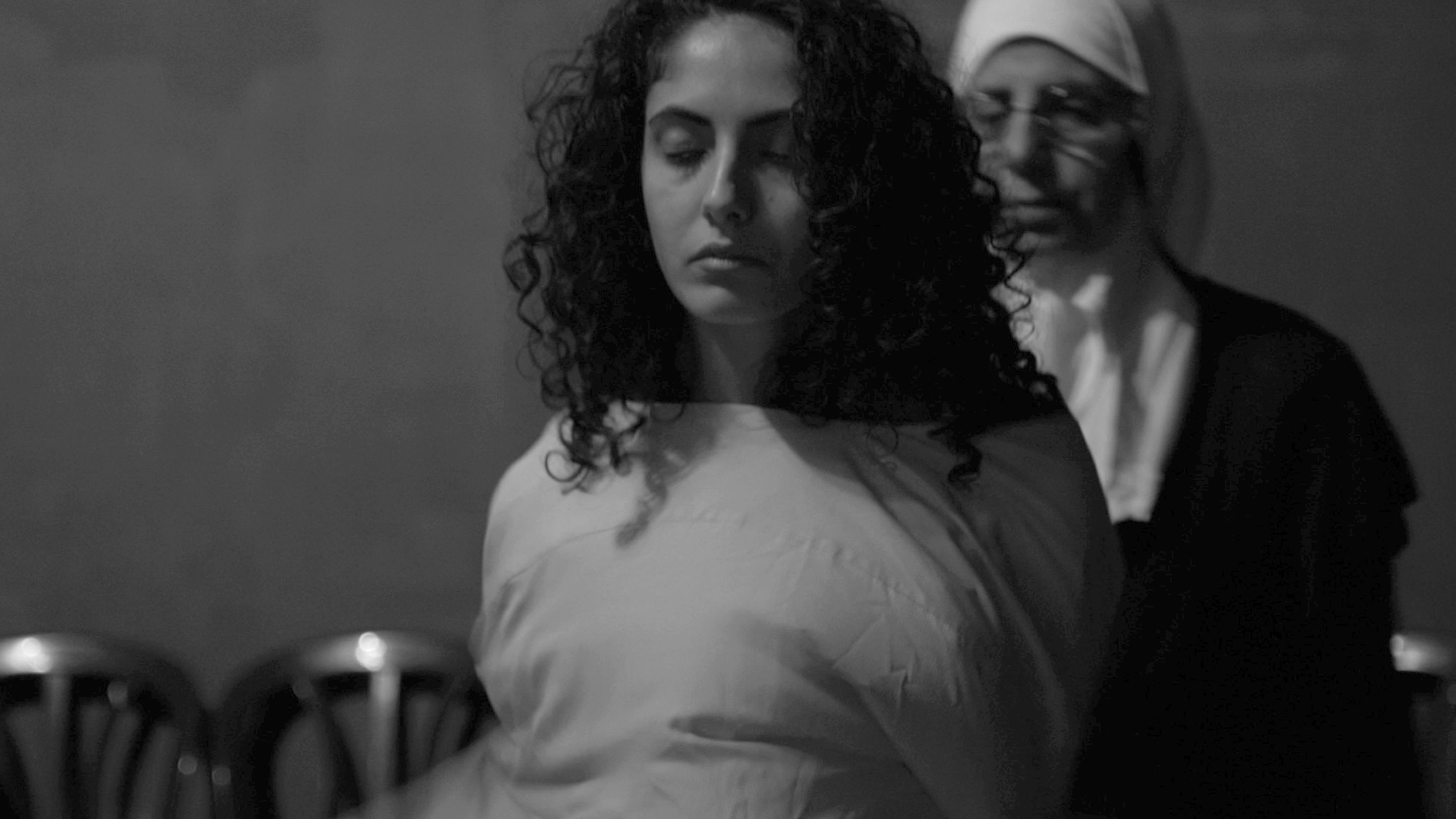 עין מביטה מהתקרה״ "عين تراقب من السقف"